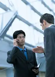 事业男女图片商业人物情景图移动电话手势伙伴,商业人物情景,事业男女
