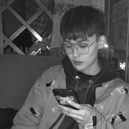 让脸埋在衣领中活在自我的男生,流行男生头像抖音