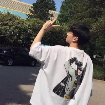 夏季清爽干净的男生微博头像精选站好你的位置说你该说的话
