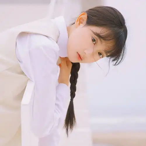 麻花辫清新妹子