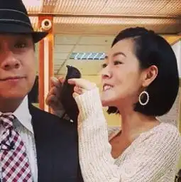 小s晒坐马桶自拍显疲惫被赞上厕所都很美