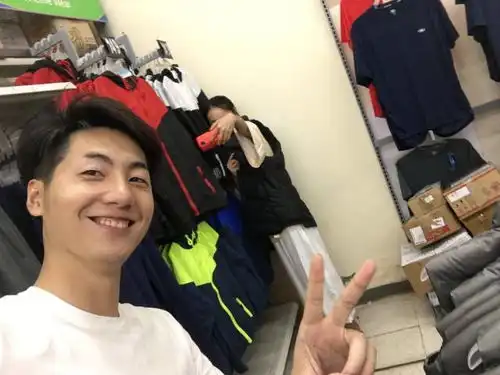男人的自拍,丑得一言难尽......
