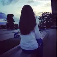 低头的伤感女生头像你独自转身离去把最初的美丽遗弃