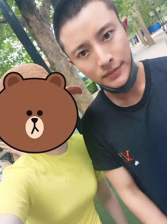 贾乃亮携女亮相街头,表情僵硬不再微笑,曾经的开朗男孩远去了