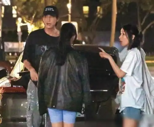 萧亚轩深夜发动态秒删,素颜出镜情绪低落抽泣,精神恍惚状态不佳