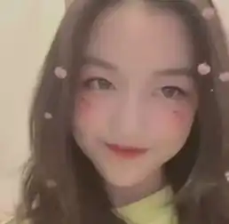 李嫣晒出滤镜美照,嘴唇已修复和常人无异,笑容自信露出双下巴