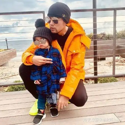 周杰伦跟儿子比帅,2岁小小周穿迷彩服戴墨镜,年纪小却潮范满分