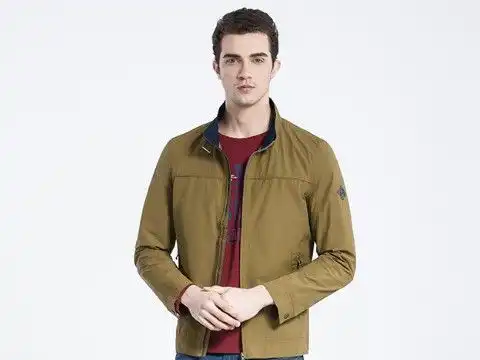 奔五的男人,少穿花衣服,多穿这3种颜色的衣服,稳重又成熟