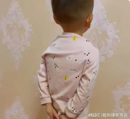 小男孩不写作业被教育,突然转身等你老了不给你喂饭