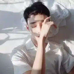 男生把两边头发铲光的发型,真的有这么好看吗
