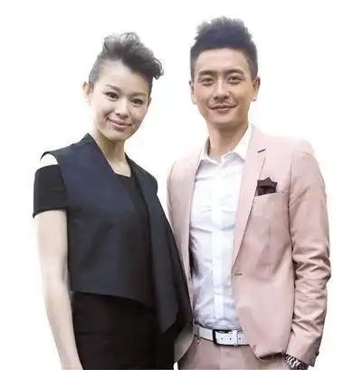 胡杏儿老公晒与儿子奕霆吃汉堡薯条,父子俩露同款绅士微笑超有爱