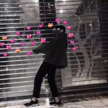 被爱心击中的情侣个性头像一男一女
