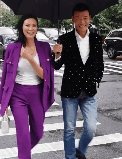 50岁邓文迪亮相时装周穿紫色西装神采依旧
