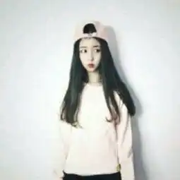 有没有类似的一张头像白色背景白色衣服正面站立男生
