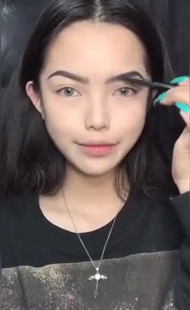 男友被闺蜜伤害后,去泰国学了3年的化妆,现在他们成了姐妹