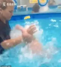 女教练粗暴训练婴儿游泳被批虐婴像驱魔仪式