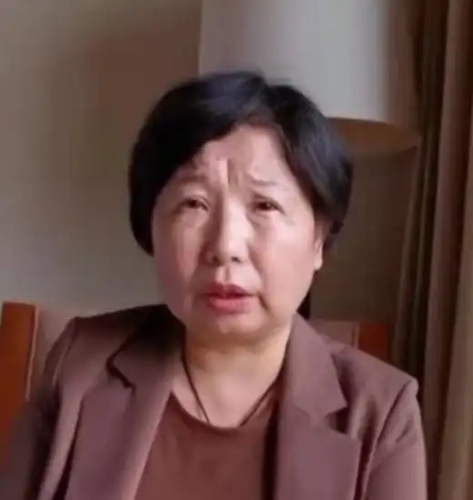 姚策去世后,遗孀熊磊身边多了个男人,号称是姚策同学