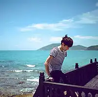 在阳光下在大海边唯美的黄昏意境男生头像忘掉回忆,点点涟漪
