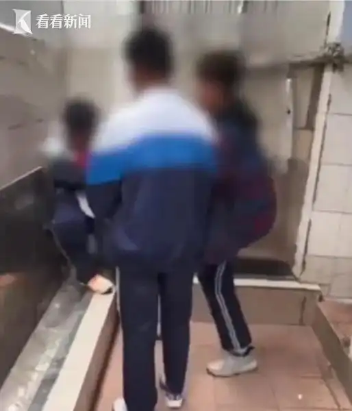 初二男生厕所被围殴多名学生围观拍摄无人制止
