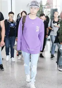 明星机场造型范冰冰少女气十足,李宇春一身大牌,雷佳音亮了