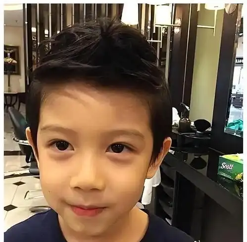 董洁15岁儿子首登杂志封面,颜值不随潘粤明,母子温馨同框好有爱