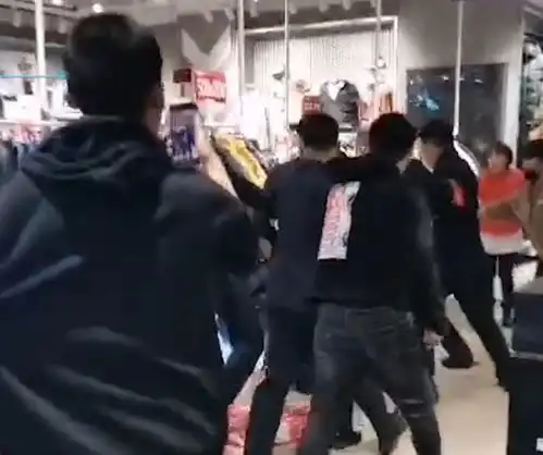 丧心病狂令人发指为赖掉2万工程款,13岁男孩遭保安围殴至抽搐