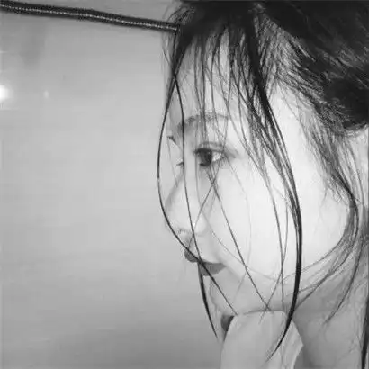 悲伤高冷头像女生黑白,没有能力改变眼前这一切
