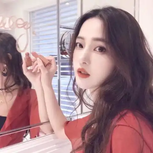 男生暗恋你的四个表现,第一点确认过眼神
