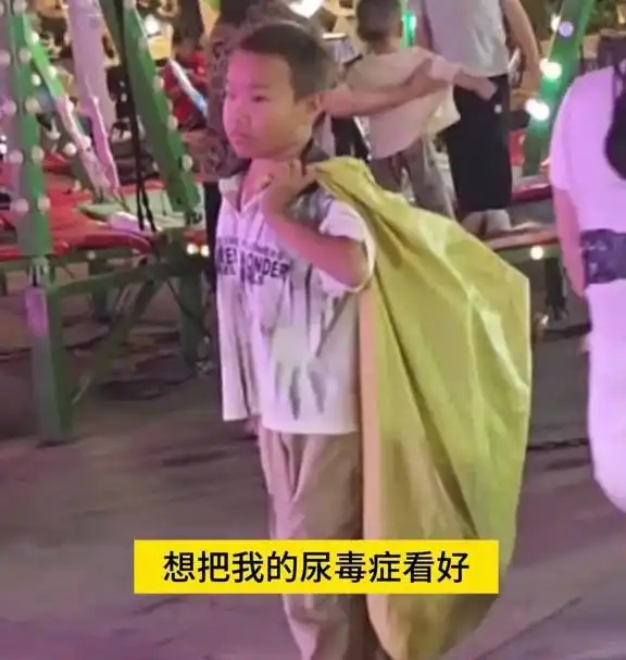 河南13岁男孩凌晨1点还在捡废品,6岁时父亲去世,母亲也离开了