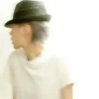 寻4张背景为白色人物衣服为白色的兄弟头像