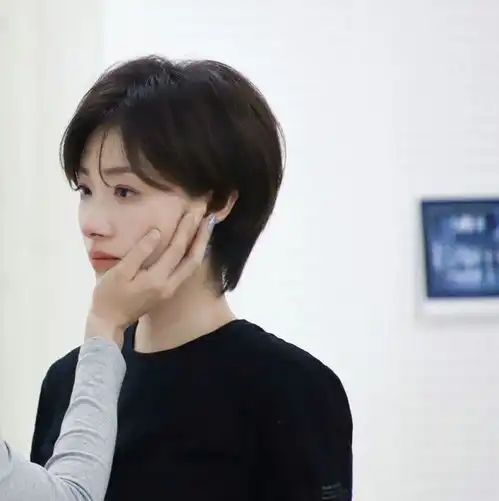 41岁的万茜剪了短发后,少年感爆棚像是20岁的小姑娘
