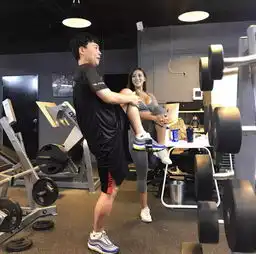 韩国火辣女私教,长相甜美身材多肉,男学员们纷纷排队等上课
