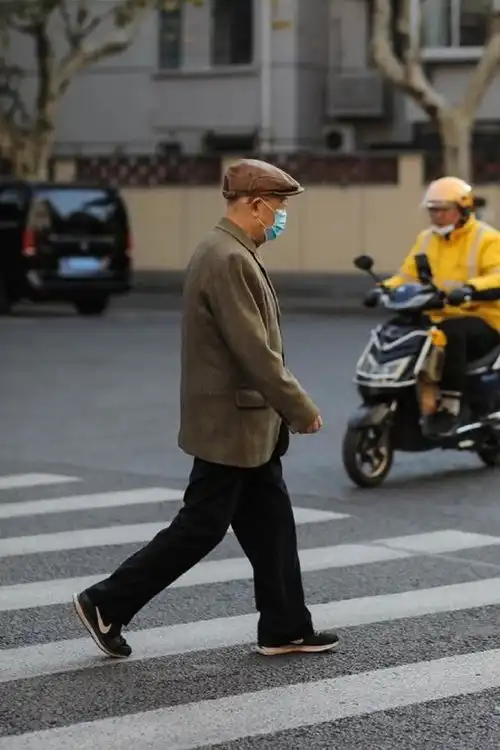 七八十岁男人,为什么劝你春天戴帽少穿卫衣看完就明白了