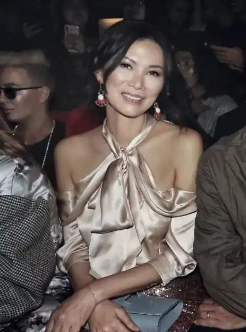 55岁邓文迪近照真的老了,皮肤黑黄皱纹很深,但穿衣品味高级