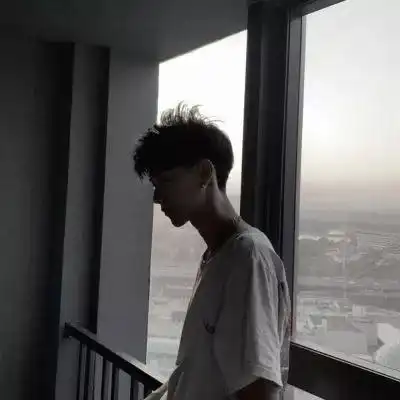 今年五月,名歌手海峰跳楼了,留下娇妻及2个年幼的儿子

