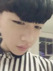 我想找一个15岁的男朋友,要长得帅,有兴趣的可以发一张自己的照片或下自己的qq号
