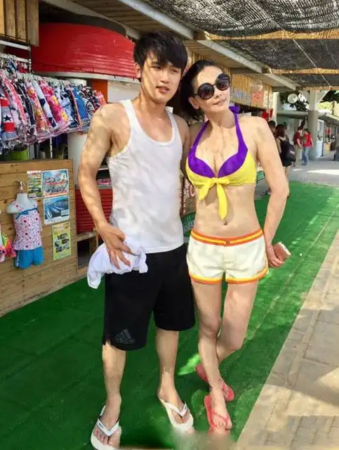 萧淑慎与小自己15岁的男友在海边度假,年过40岁的她身材依然火辣