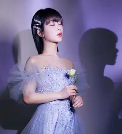 杨紫晒校园自拍,谁注意她贴身穿了件啥这才是对校服最大的尊重