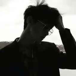 霸气男生黑白伤感头像随意地过一个人的生活
