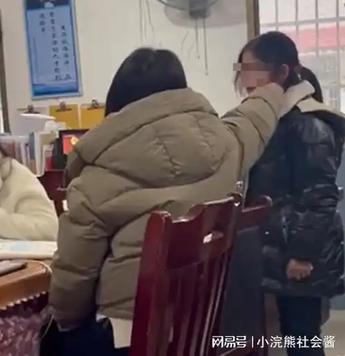 女教师办公室暴力打骂,扇女生耳光掐男生脸,官方严肃处理