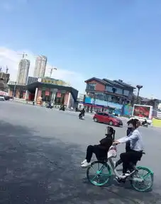 汉中街头男女花式秀恩爱,场面一度难堪