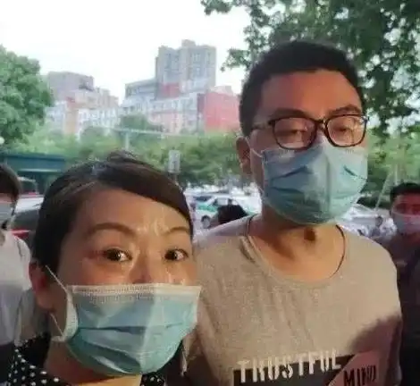 许敏丈夫较少露面,知道他的身份后,网友他是一座山