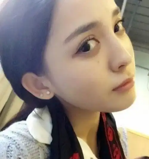 高中时期穿着校服的李易峰就已经很帅了,林心如当年也是真的清纯