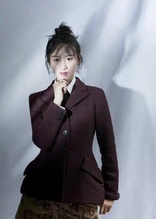 女明星西装造型惊艳十足,迪丽热巴唐嫣尽显霸总气质,鞠婧祎超甜