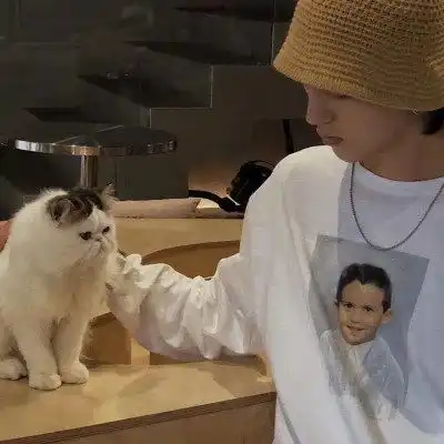 抱萌宠的男生头像,都说爱宠物的男生最有爱