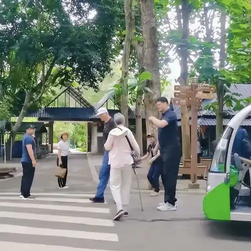 偶遇姚明一家五口出游穿搭朴素住平价酒店,13岁女儿身高超过妈妈