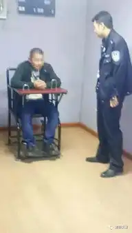 作死濮阳一男子抖音上辱骂警察后果很严重...