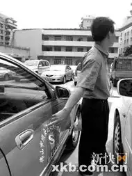 数名刀匪狂追出租车砍人场面混乱如拍电影