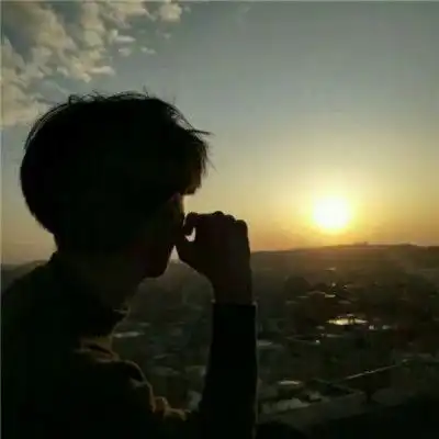 男生伤感侧颜头像喜欢有情调的男生呆呆的
