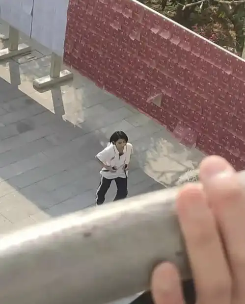 吴磊张子枫现身学校拍戏,穿校服手拉手奔跑,私下一起看剧本好甜